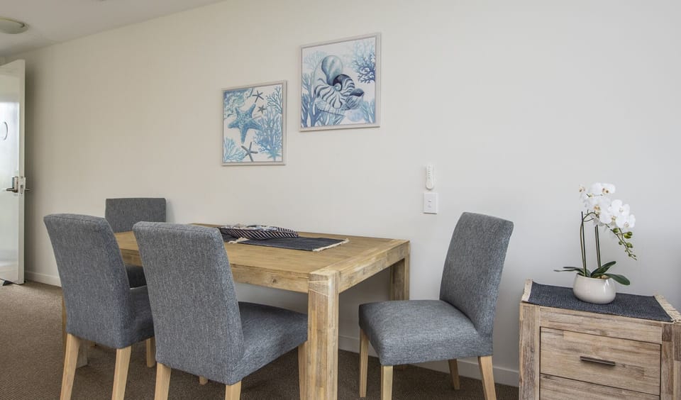 Studio (Unit 1311) | Living area | Flat-screen TV