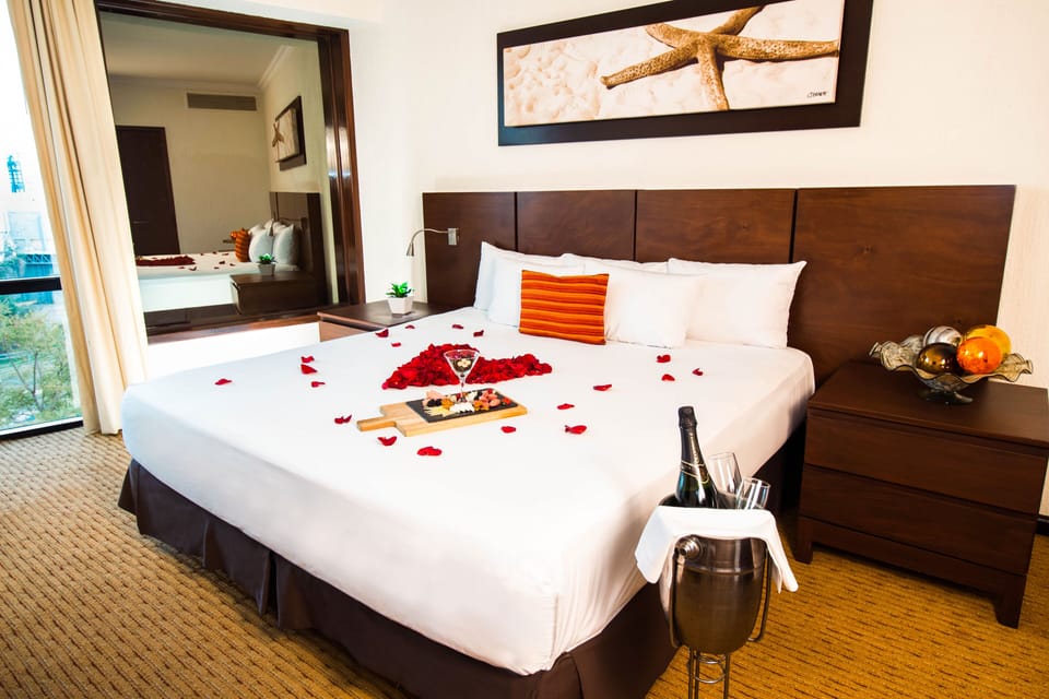 Executive Room, 1 Double Bed | In-room dining