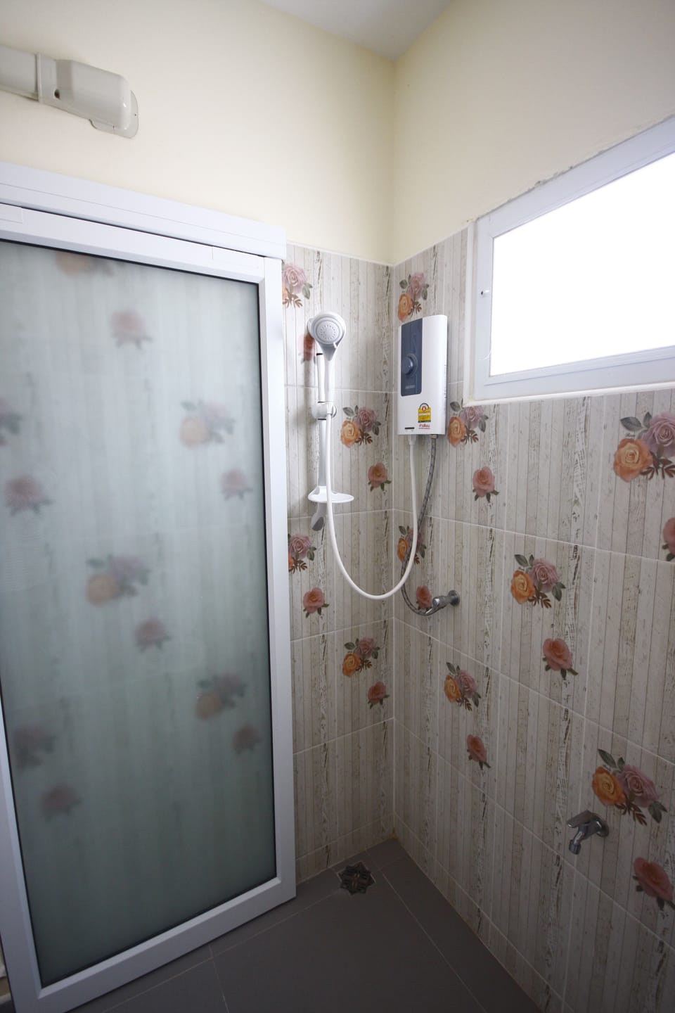Standard Double Room | Bathroom shower