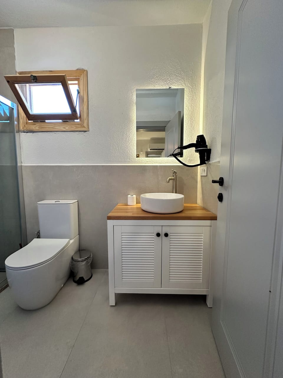 Basic Room | Bathroom | Shower, free toiletries, hair dryer, slippers