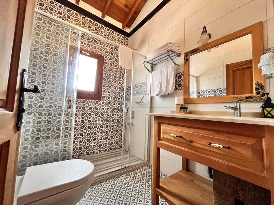 Deluxe Triple Room | Bathroom | Shower, free toiletries, hair dryer, slippers