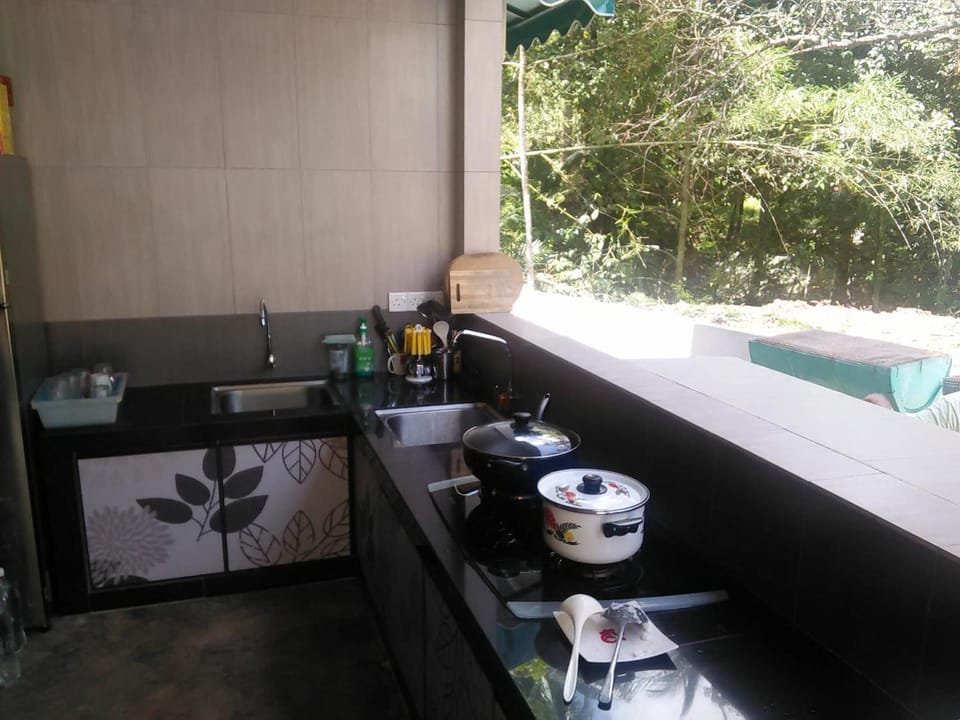 Shower, free toiletries, bidet, towels