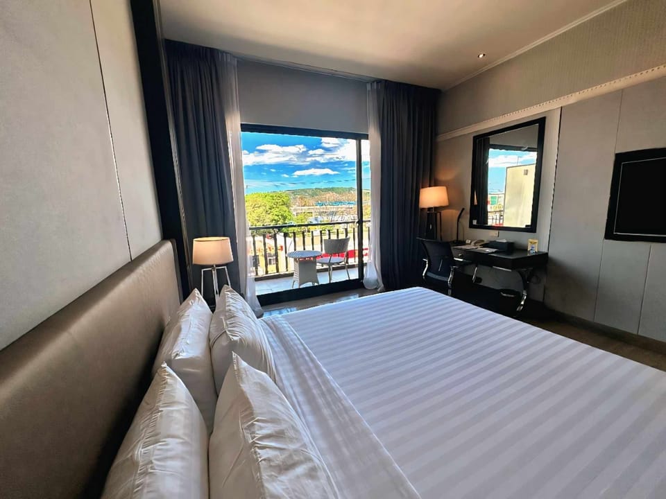 Deluxe Room, 1 King Bed, Non Smoking | Minibar, in-room safe, desk, laptop workspace