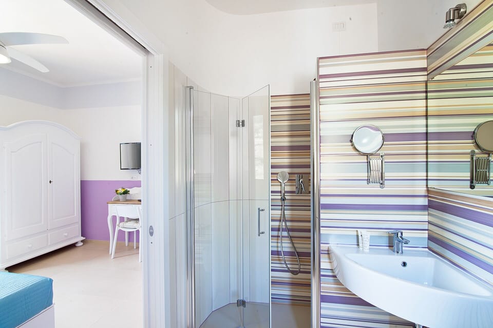 Superior Double Room, 1 Queen Bed, Private Bathroom, Vineyard View | Bathroom | Shower, rainfall showerhead, designer toiletries, hair dryer