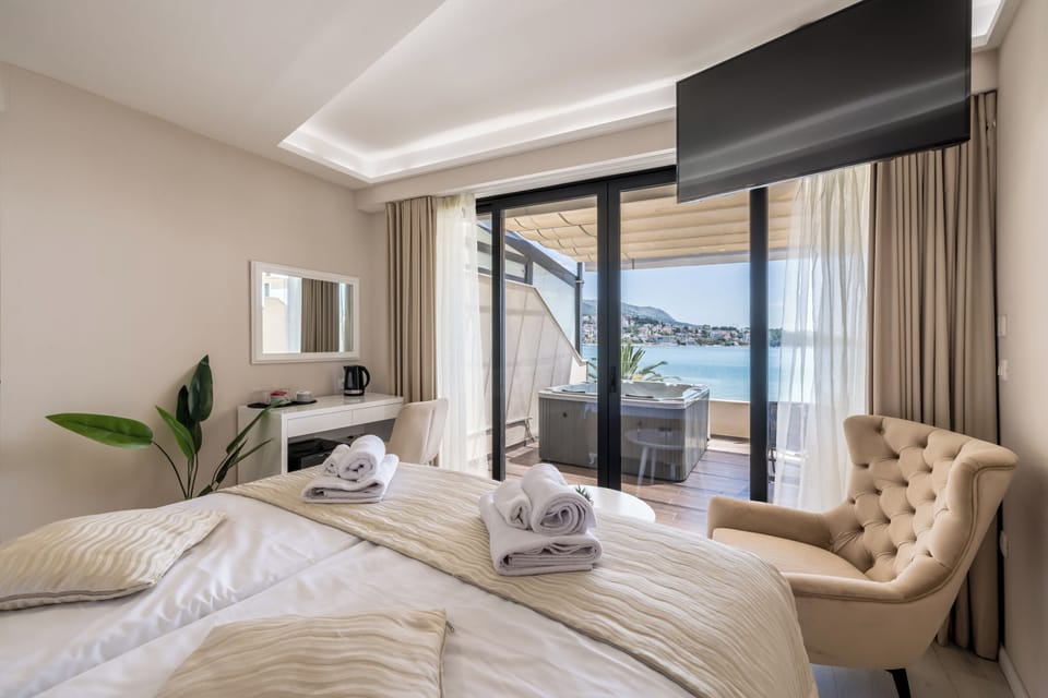 Exclusive Room, Non Smoking, Sea View | Premium bedding, in-room safe, individually decorated