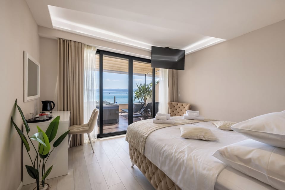 Exclusive Room, Non Smoking, Sea View | Premium bedding, in-room safe, individually decorated