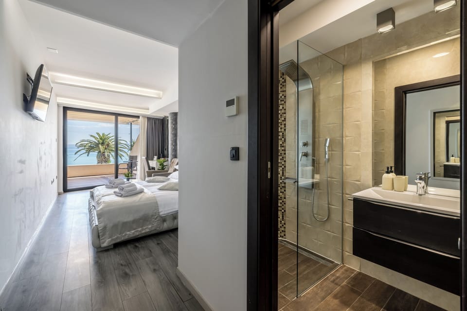 Premium bedding, in-room safe, individually decorated