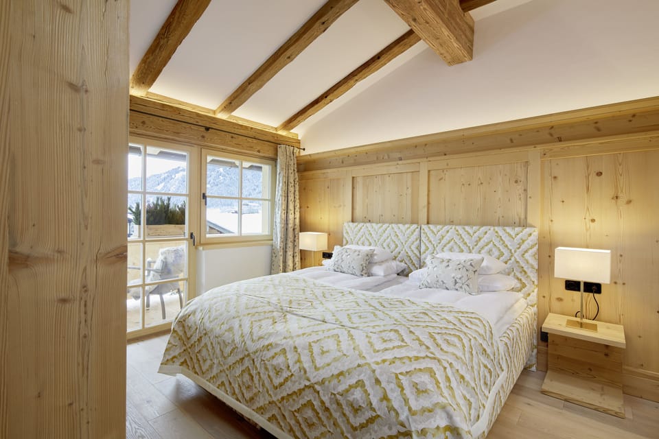 2 bedrooms, premium bedding, minibar, in-room safe