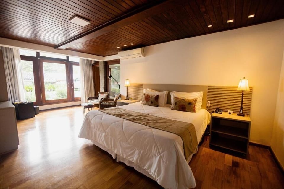 Suíte Master Éden Com Banheira de Higromassagem Dupla | Hypo-allergenic bedding, minibar, blackout drapes, free WiFi