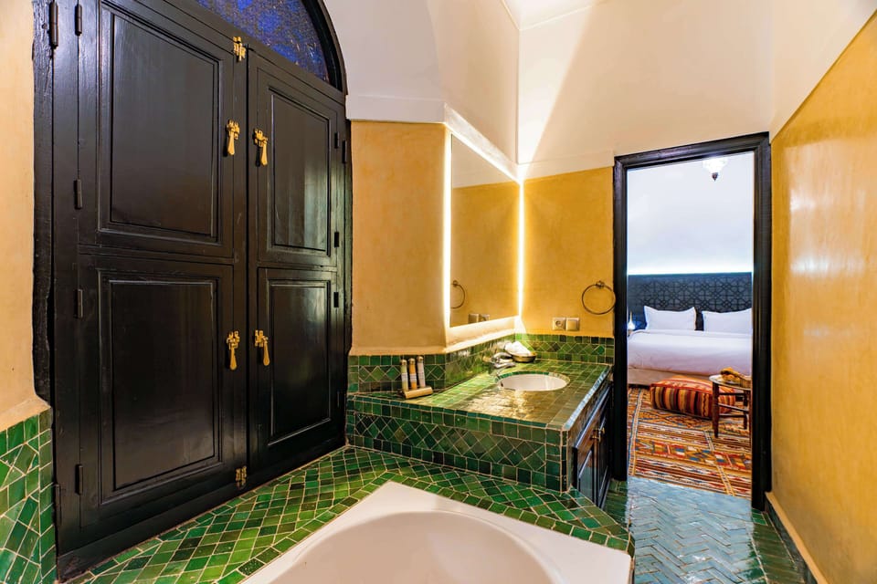 Senior Suite, 1 King Bed, Courtyard View | Bathroom | Shower, eco-friendly toiletries, hair dryer, bathrobes