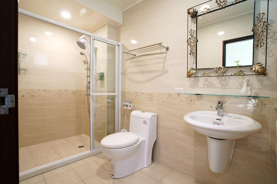 Standard Quadruple Room | Bathroom | Free toiletries, hair dryer, slippers, towels