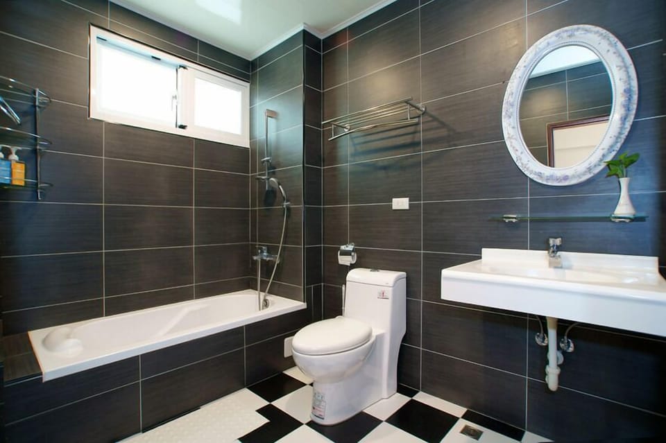 Standard Quadruple Room | Bathroom | Free toiletries, hair dryer, slippers, towels