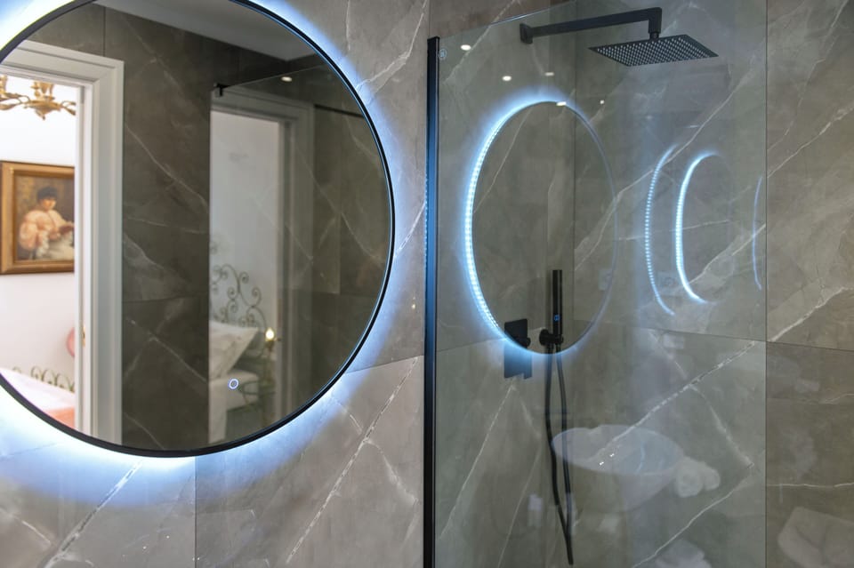 Royal Double Room, City View (Alfonso I) | Bathroom | Shower, hydromassage showerhead, free toiletries, hair dryer