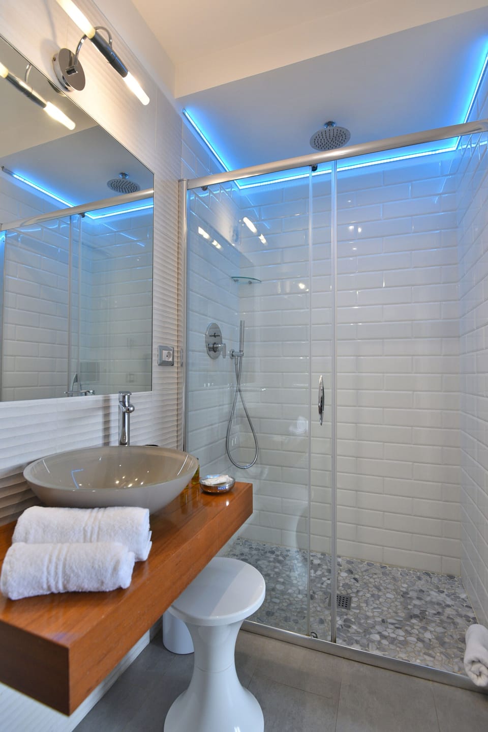 Deluxe Double Room, City View (Maria Carolina) | Bathroom | Shower, hydromassage showerhead, free toiletries, hair dryer