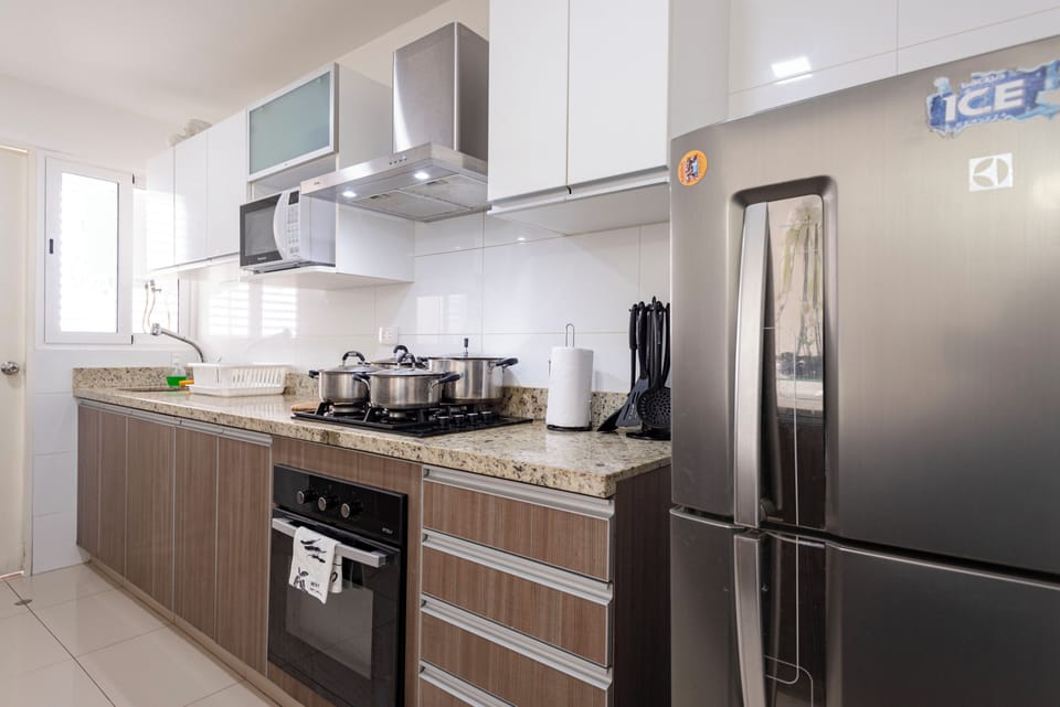 Coffee/tea maker, full-size fridge, microwave, oven
