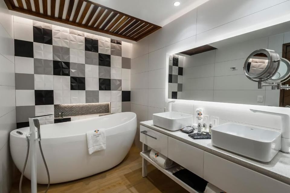 Presidential Room | Bathroom | Hair dryer, towels, soap, shampoo