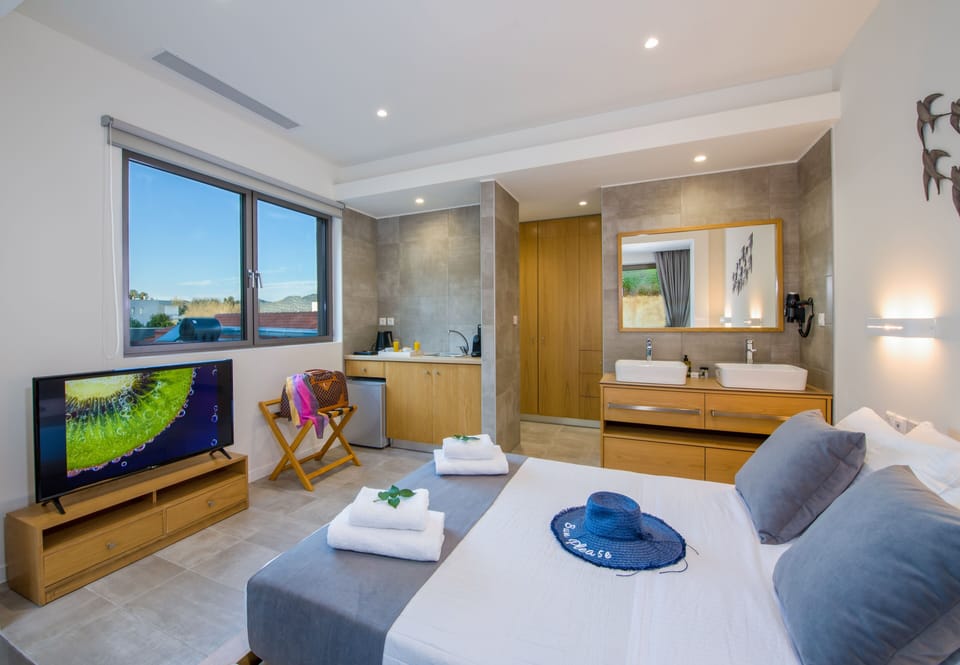 Luxury Double Room, Garden View | Premium bedding, in-room safe, individually decorated, blackout drapes