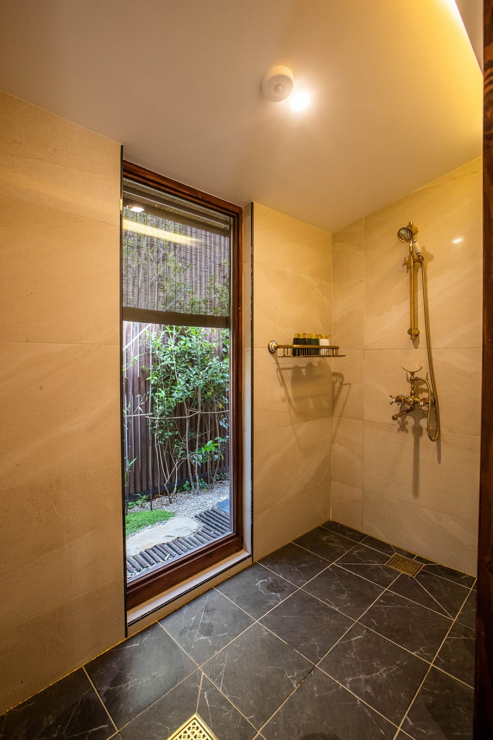 Premium Suite (Challa) | Bathroom | Shower, free toiletries, hair dryer, towels