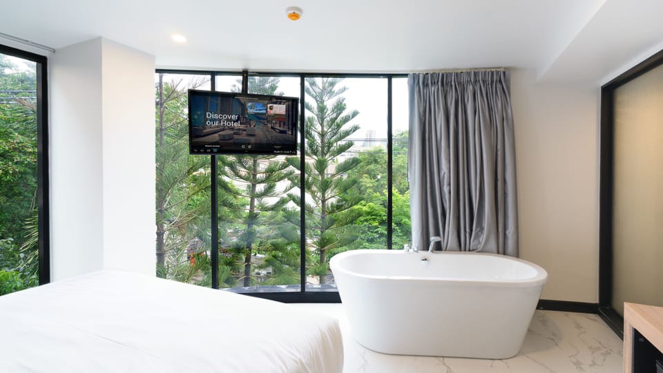 Suite Corner Room, Bathtub | Deep soaking bathtub
