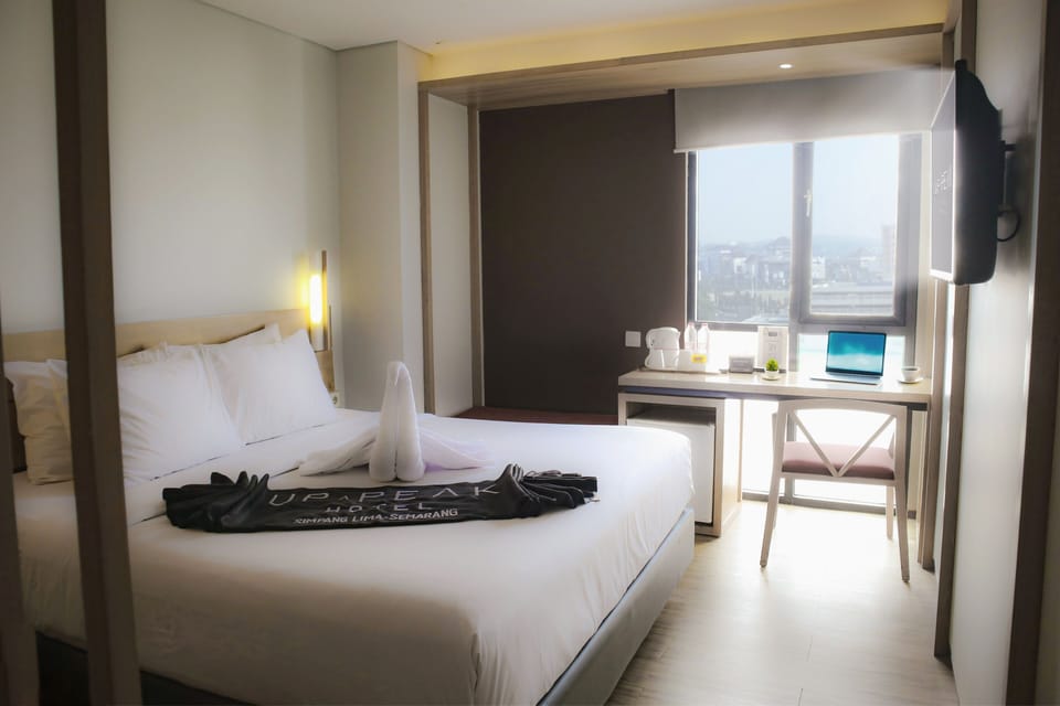 Deluxe Room | 1 bedroom, in-room safe, desk, soundproofing
