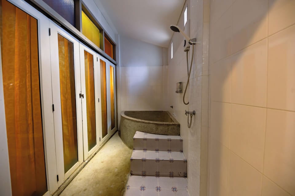 Deluxe Room | Bathroom | Shower, free toiletries, towels