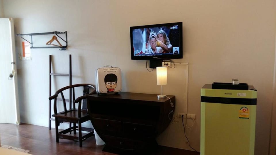 Desk, WiFi (free)