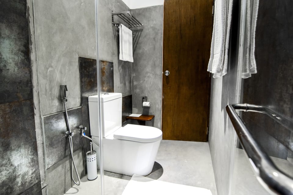 Deluxe Twin Room, 2 Twin Beds, Ensuite | Bathroom | Shower, rainfall showerhead, free toiletries, hair dryer