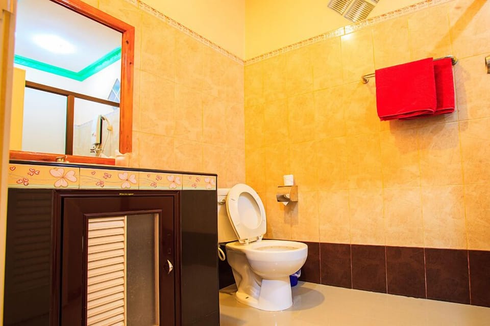Standard Twin Room | Bathroom | Shower, free toiletries, hair dryer, bidet