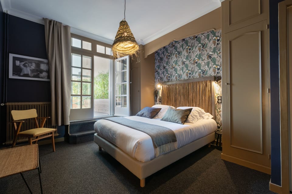 1 bedroom, premium bedding, desk, laptop workspace