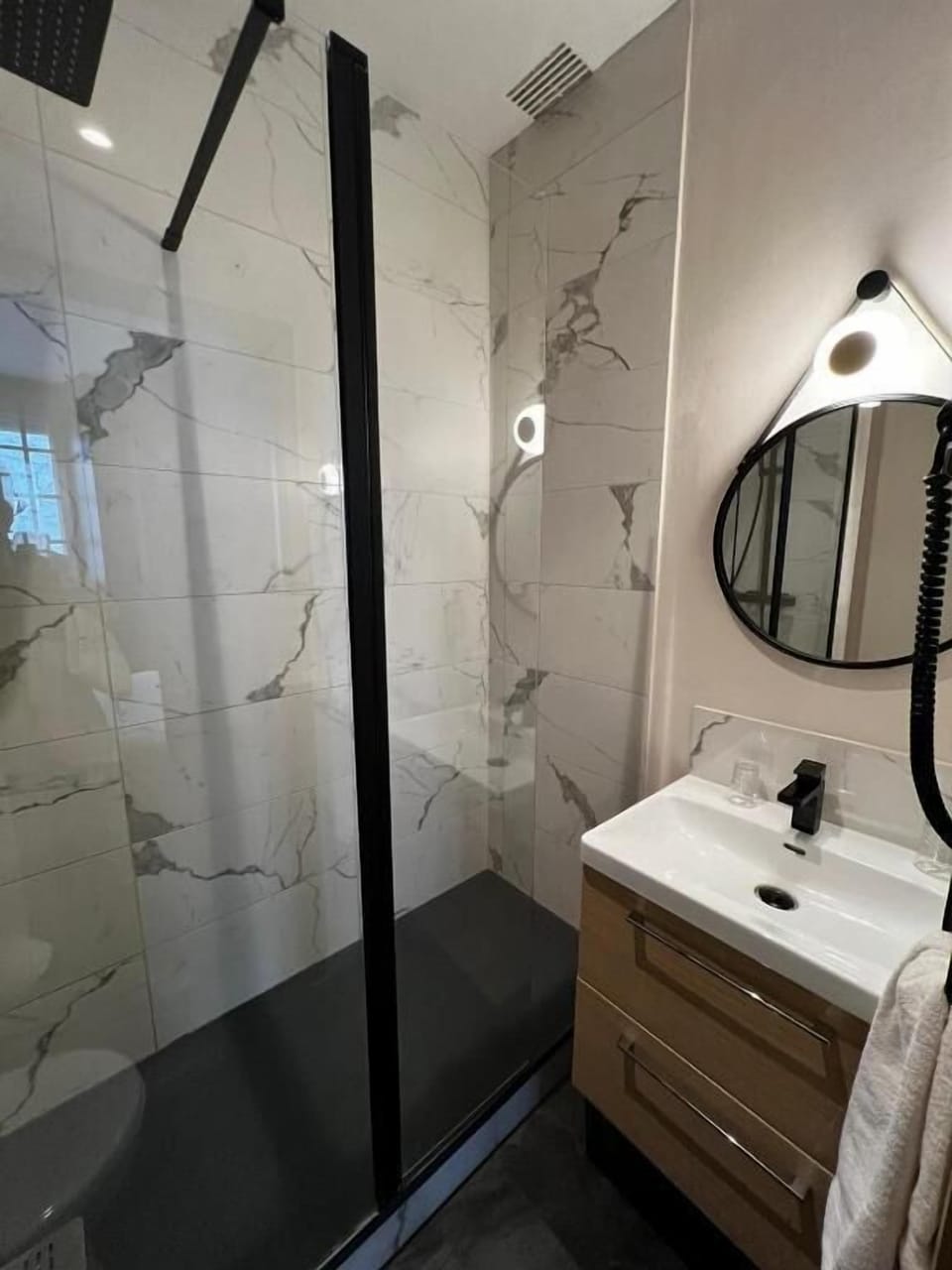 Standard Double Room Single Use, 1 Double Bed | Bathroom | Free toiletries, hair dryer, towels