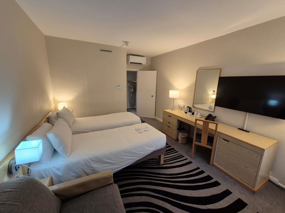Standard Room, 2 Twin Beds | Hypo-allergenic bedding available, desk, laptop workspace