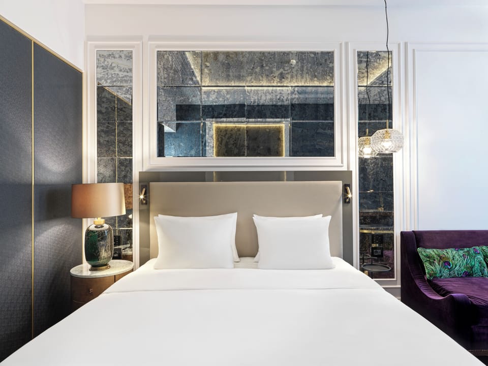 Deluxe King Room | Minibar, in-room safe, desk, soundproofing