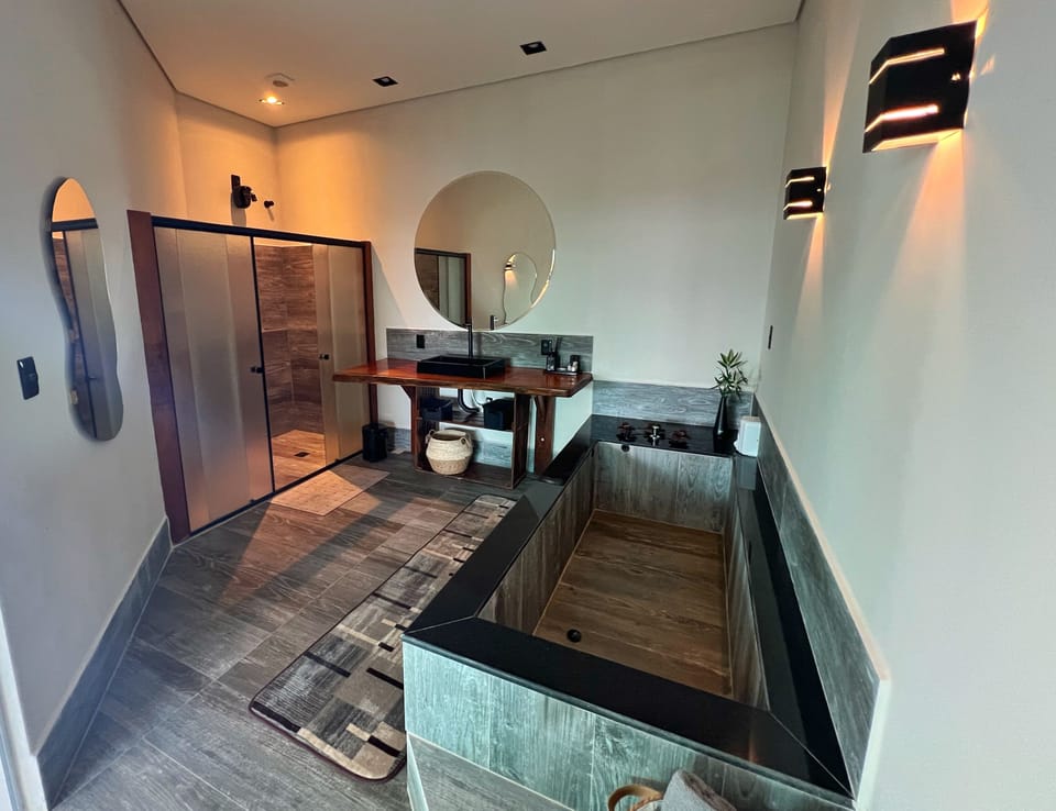 Premium Room | Bathroom | Towels, soap, toilet paper