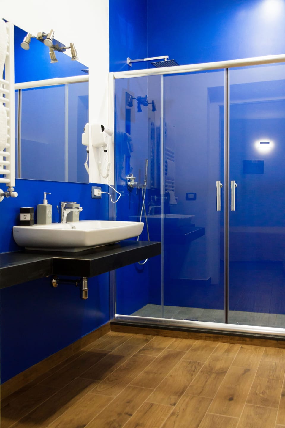 Luxury Quadruple Room | Bathroom | Shower, free toiletries, hair dryer, bathrobes