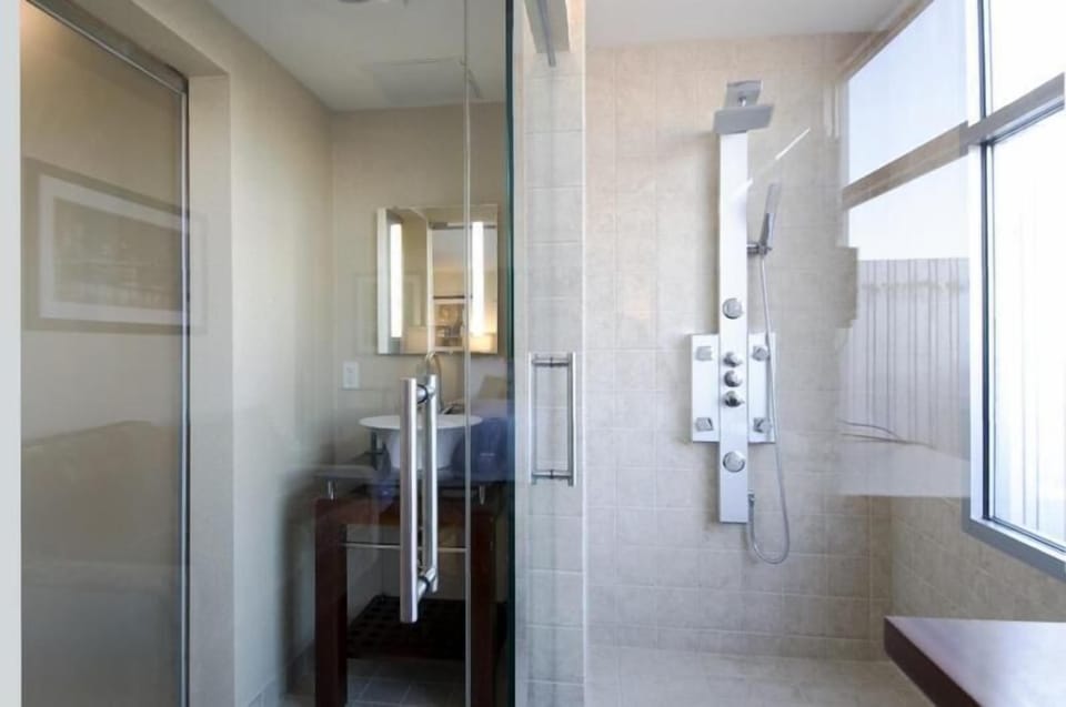 Deluxe Suite, 1 King Bed, Terrace, City View | Bathroom | Shower, free toiletries, hair dryer, towels