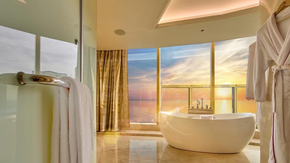 Bathtub, bidet