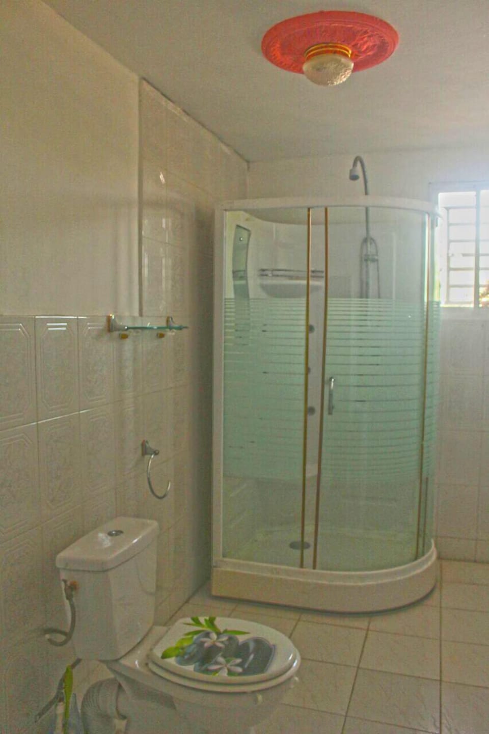 Jetted tub, free toiletries, hair dryer, towels