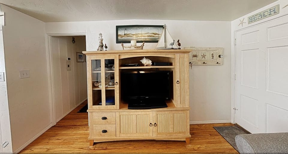 Entertainment cabinet with TV. CDs, DVDs, Games, Books are removed at this time