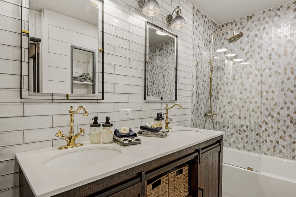 Hall Bedrooms Bathroom - Bedroom 1 & 2 share this bathroom