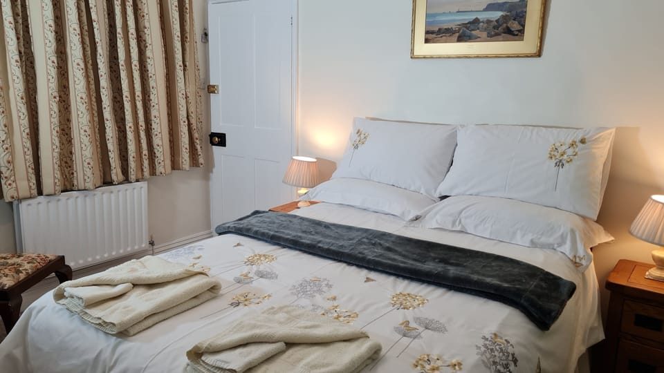 Double Room, Ensuite (Room 3) | WiFi (free), bed sheets