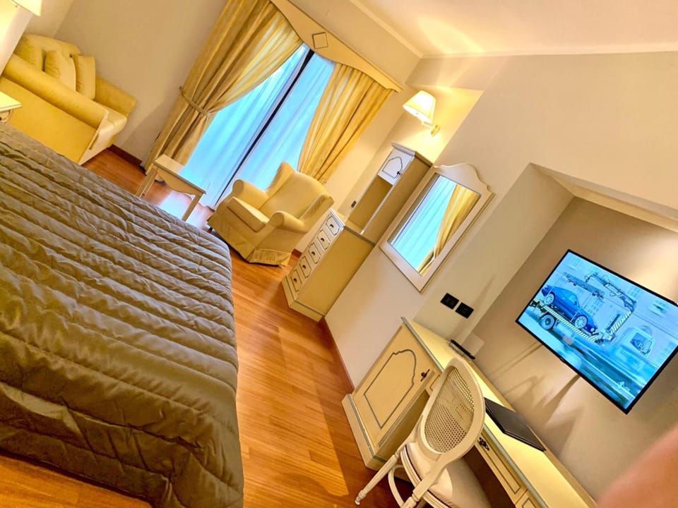 Hypo-allergenic bedding, minibar, in-room safe, individually furnished