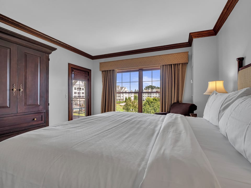 Premium bedding, in-room safe, desk, laptop workspace