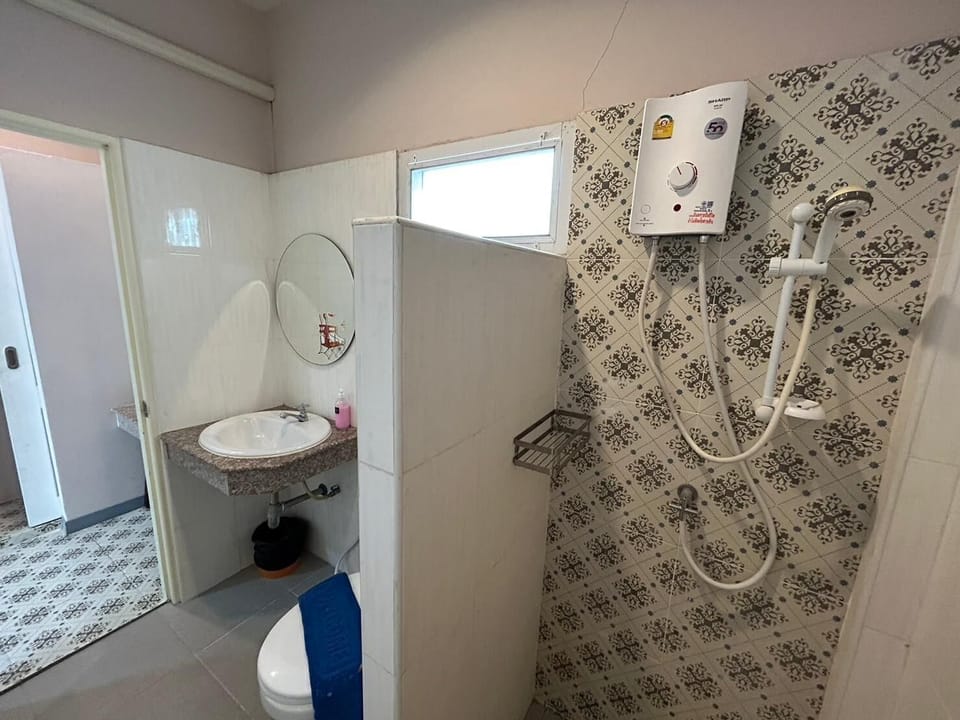 Superior Pool view | Bathroom | Shower, towels, soap, shampoo