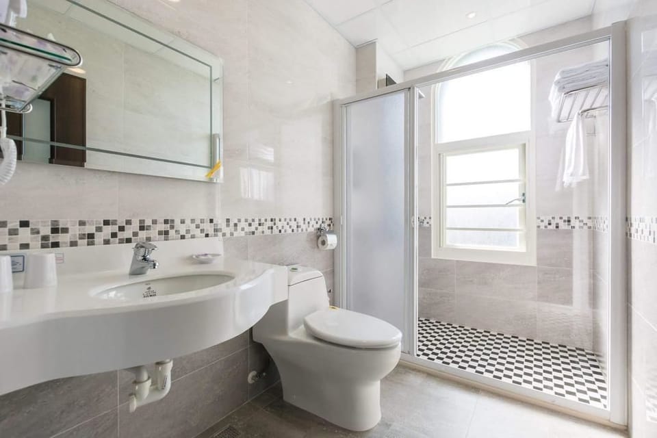 Deluxe Quadruple Room | Bathroom | Shower, hydromassage showerhead, free toiletries, hair dryer