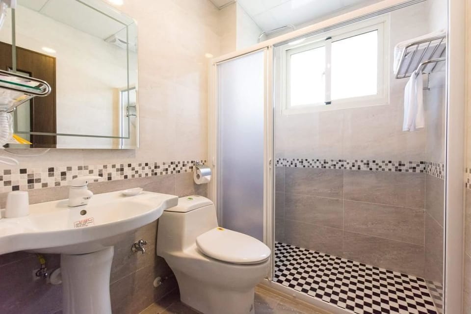 Double or Twin Room | Bathroom | Shower, hydromassage showerhead, free toiletries, hair dryer