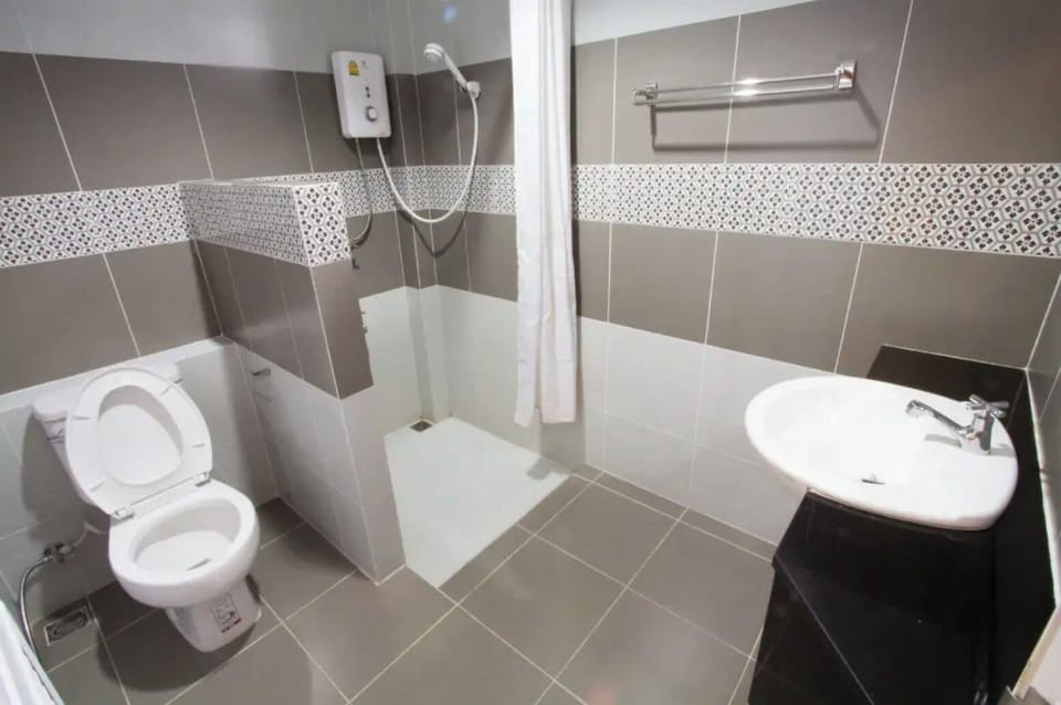 Superior Double Room | Bathroom | Shower, free toiletries, towels, soap