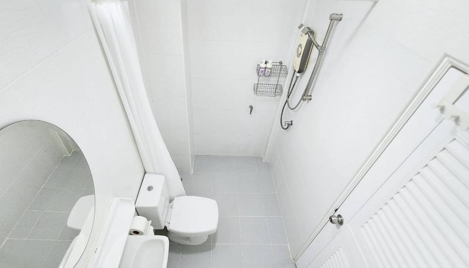 Shower, free toiletries, towels