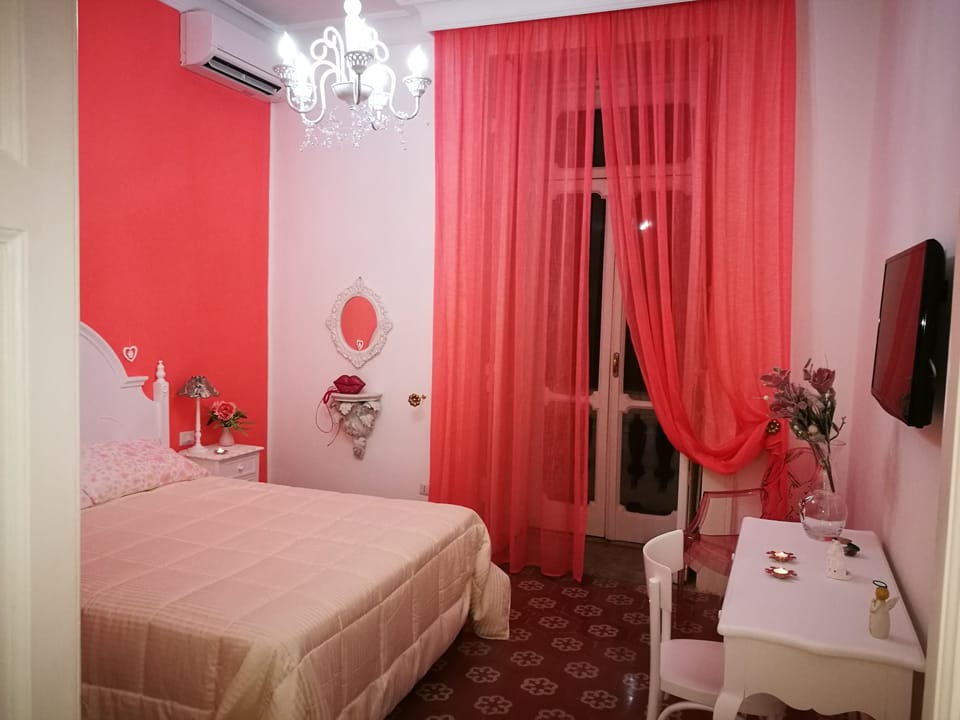 Romantic Apartment, Shared Bathroom | Premium bedding, desk, iron/ironing board, free WiFi