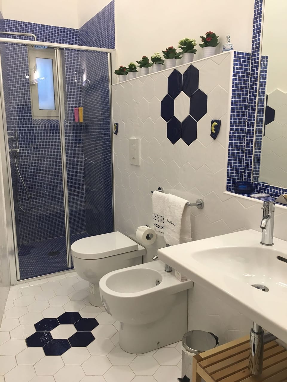 Triple Room, Shared Bathroom | Bathroom | Shower, rainfall showerhead, free toiletries, bidet