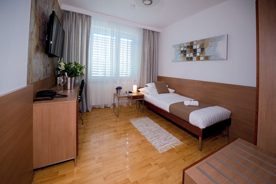 Standard Single Room | Minibar, in-room safe, desk, blackout drapes